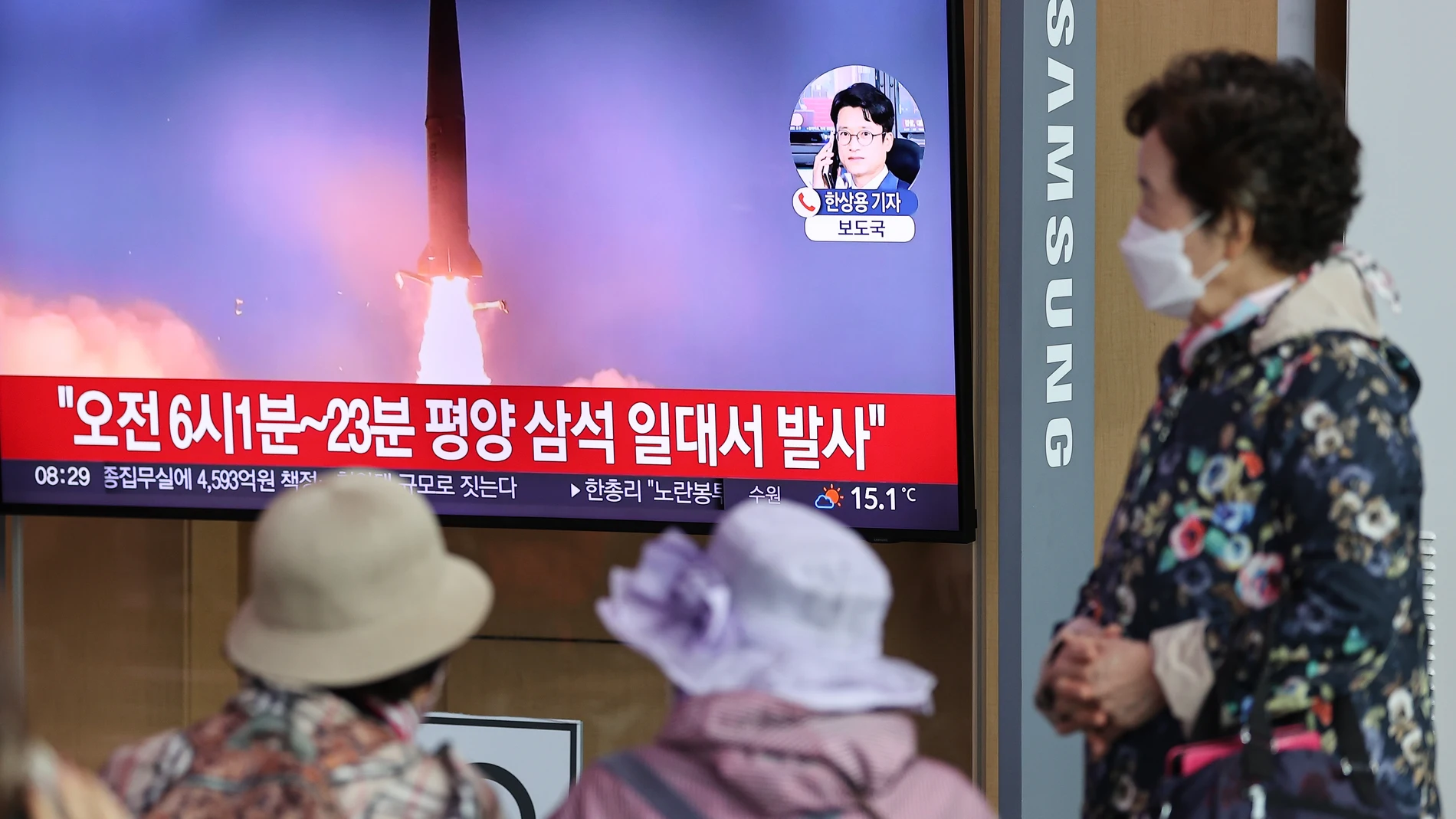Varias personas observan un reportaje de televisión en la estación de Seúl sobre el lanzamiento por parte de Corea del Norte de dos misiles balísticos de corto alcance en el Mar del Este