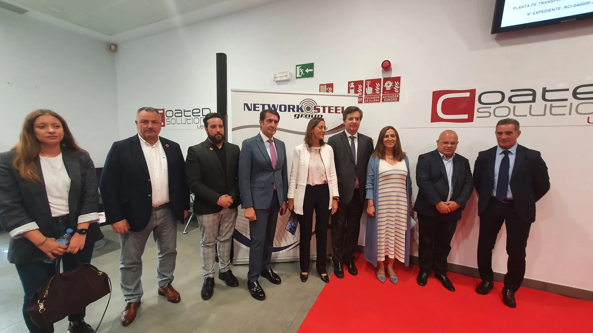 El consejero Suárez-Quiñones y la ministra Reyes Maroto visitan el proyecto Network Steel en Villadangos del Páramo (León)
