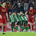 Los jugadores del Betis celebran el gol de la victoria de Luiz Henrique. EFE/EPA/ETTORE FERRARI