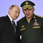 Putin escucha a su ministro del Defensa Sergei Shoigu en una foto captada en agosto