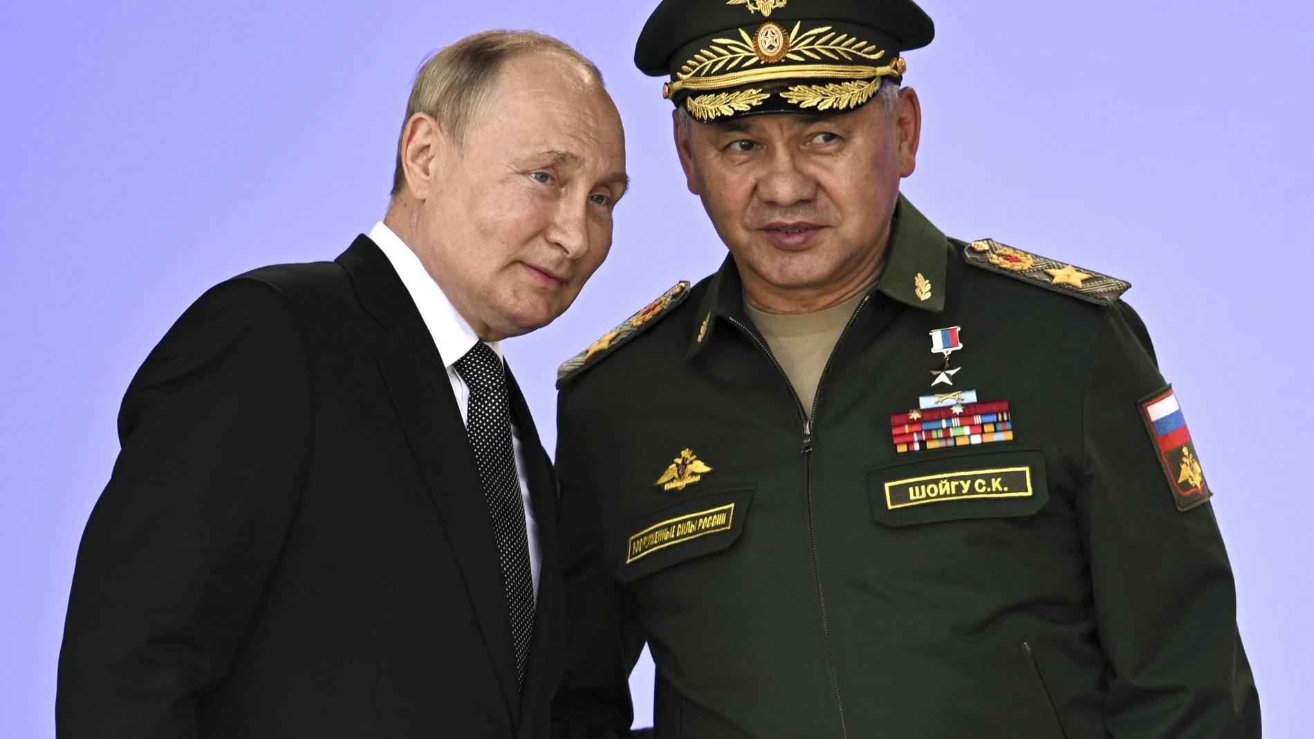 Putin escucha a su ministro del Defensa Sergei Shoigu en una foto captada en agosto