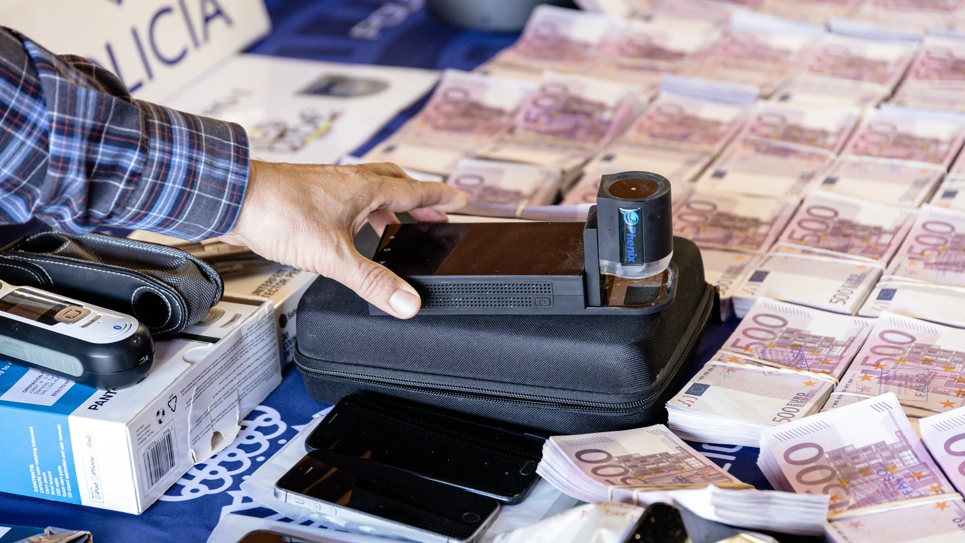 Billetes falsos de 500€ en una rueda de prensa de la Policía Nacional y los Mossos d’Esquadra tras desmantelar un laboratorio de producción de billetes falsos de 500 euros