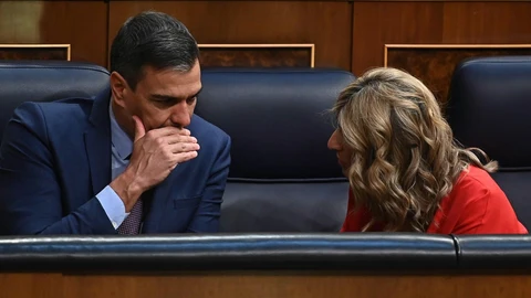 El presidente del Gobierno, Pedro Sánchez, y la vicepresidenta segunda y ministra de Trabajo y Economía Social, Yolanda Díaz, en el Congreso