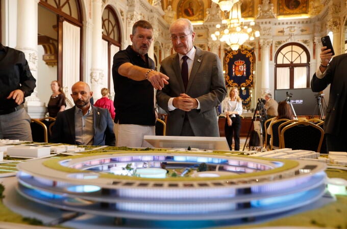 El actor Antonio Banderas (i), junto al alcalde de Málaga, Francisco de la Torre, observan la maqueta interactiva del proyecto para la Exposición Internacional 2027