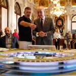 El actor Antonio Banderas (i), junto al alcalde de Málaga, Francisco de la Torre, observan la maqueta interactiva del proyecto para la Exposición Internacional 2027