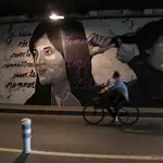 Un grafiti en apoyo de las mujeres iraníes en un túnel de París