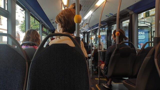 Darias prefiere aguardar a la opinión favorable de los expertos antes de eliminar el uso de las mascarillas de los transportes públicos