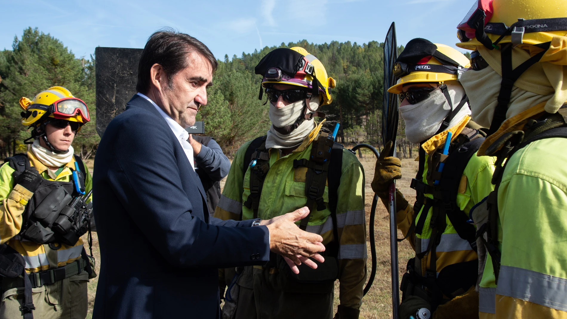 El consejero de Medio Ambiente, Vivienda y Ordenación del Territorio, Juan Carlos Suárez-Quiñones, inaugura la III Feria Forestal 'Cabforest'