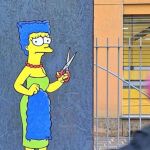 Mural de Marge Simpson cortando su pelo ante el consulado iraní en Milán