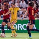 La delantera de la selección de Suecia, Kosovare Asllani conduce el balón ante las jugadoras de la selección española Athenea del Castillo y Olga Carmona