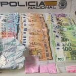 Dinero y droga intervenida en la operación policial