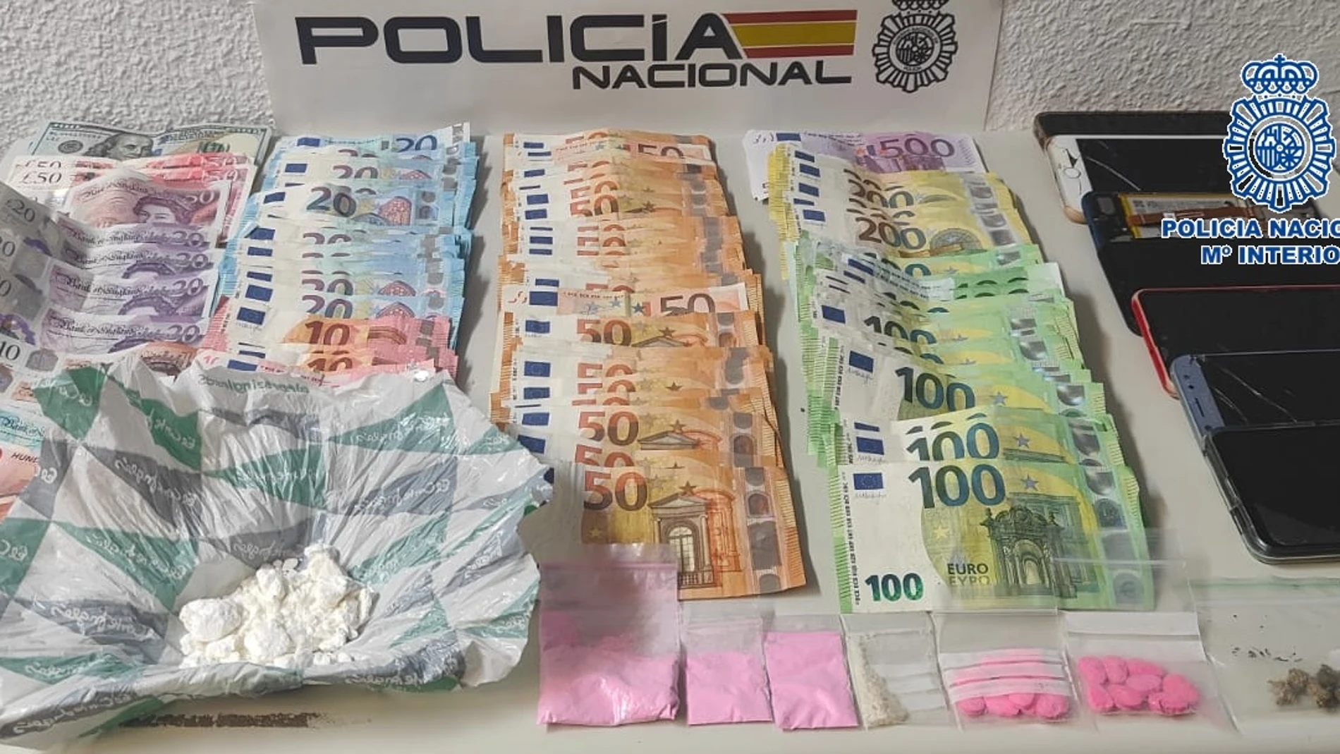 Dinero y droga intervenida en la operación policial