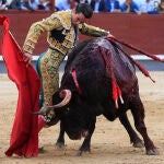 -FOTODELDÍA- MADRID, 07/10/2022.- El diestro Juan Ortega da un pase durante la corrida de toros Feria de Otoño de Madrid 2022, este viernes en la Plaza de Toros de Las Ventas de Madrid. EFE/Zipi