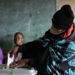 Un ciudadano de Lesoto participa en las elecciones parlamentarias de este viernes.