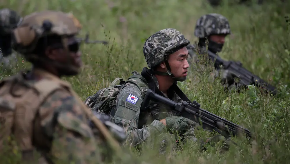 Marines surcoreanos y estadounidenses realizan un simulacro conjunto en San Antonio, provincia de Zambales, Filipinas