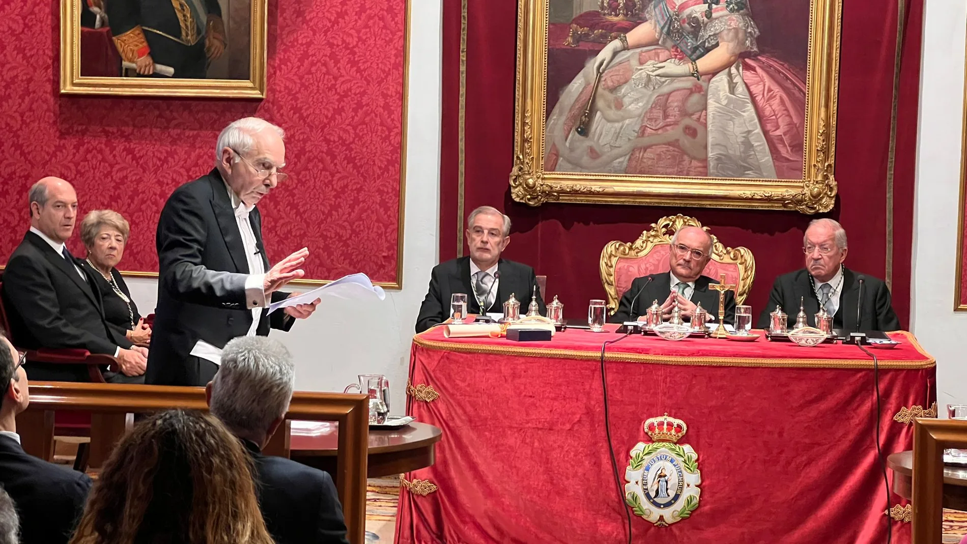 El ex primer ministro italiano Giuliano Amato pronuncia su discurso como miembro de honor de la Academia de las Ciencias Morales y Políticas