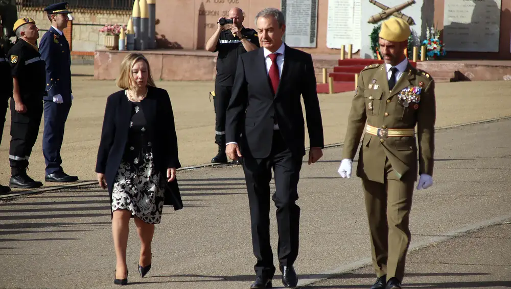 El expresidente Zapatero acompaña a Amparo Valcarce, secretaria de Estado de Defensa, en la celebración de la patrona de la UME