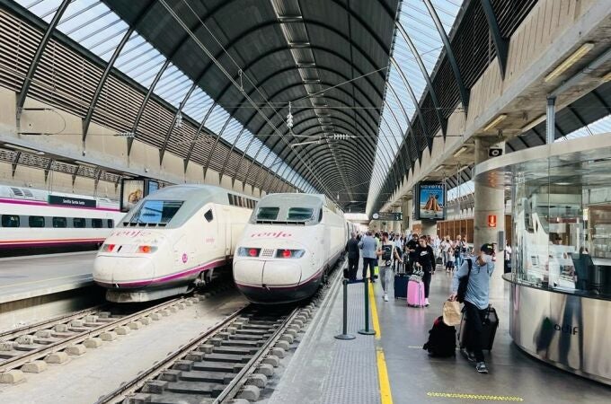 Trenes de alta velocidad de Renfe en la estación sevillana de Santa Justa