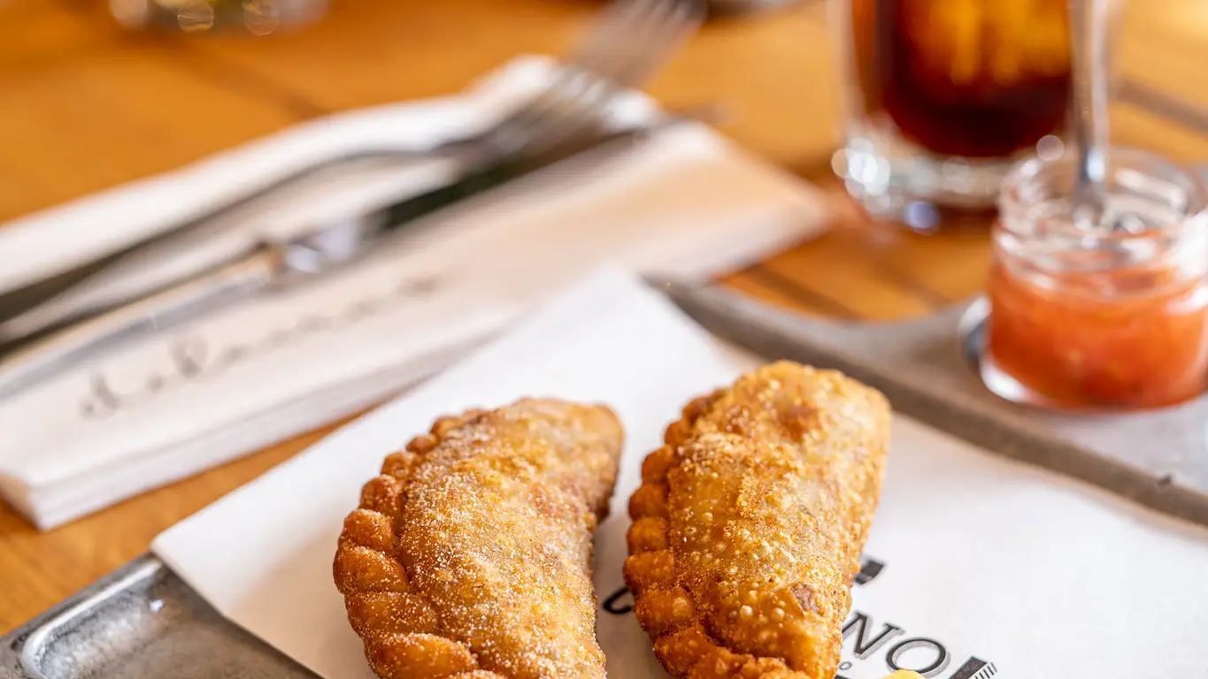 Empanada argentina de carne elaborada diariamente en el obrador del restaurante