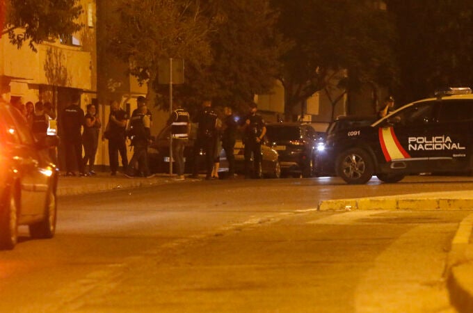 Agentes de la Policía Nacional y de la Policía Local mantienen un amplio despliegue de seguridad en la barriada de El Saladillo en Algeciras después del asesinato de un joven de 26 años por varios disparos en el interior de su coche en la noche del 6 de octubre