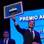  Juanma Moreno recibe emocionado el Premio Alhaurino del Año 2022