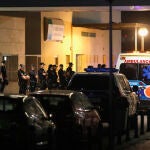 Agentes de la Policía Nacional vigilan la entrada del Hospital Punta Europa en Algeciras (Cádiz) para mantener el orden después del asesinato de un joven de 26 años