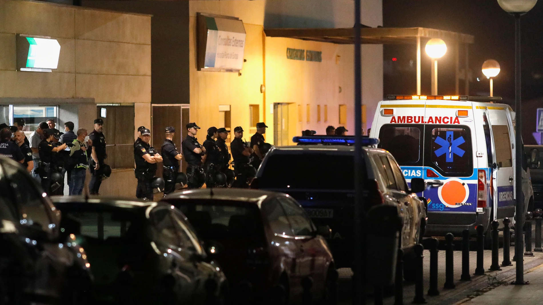 Agentes de la Policía Nacional vigilan la entrada del Hospital Punta Europa en Algeciras (Cádiz) para mantener el orden después del asesinato de un joven de 26 años