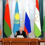 El presidente ruso Vladimir Putin acoge una cumbre con los jefes de Estado del CIS en el Palacio de Constantino