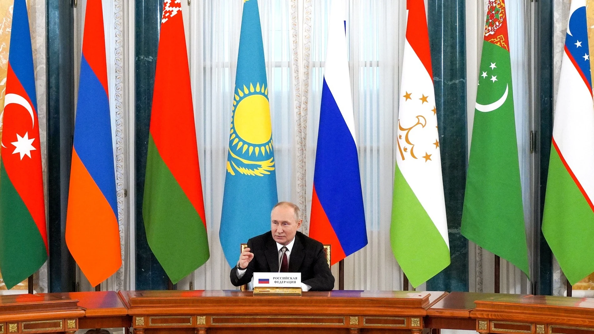 El presidente ruso Vladimir Putin acoge una cumbre con los jefes de Estado del CIS en el Palacio de Constantino