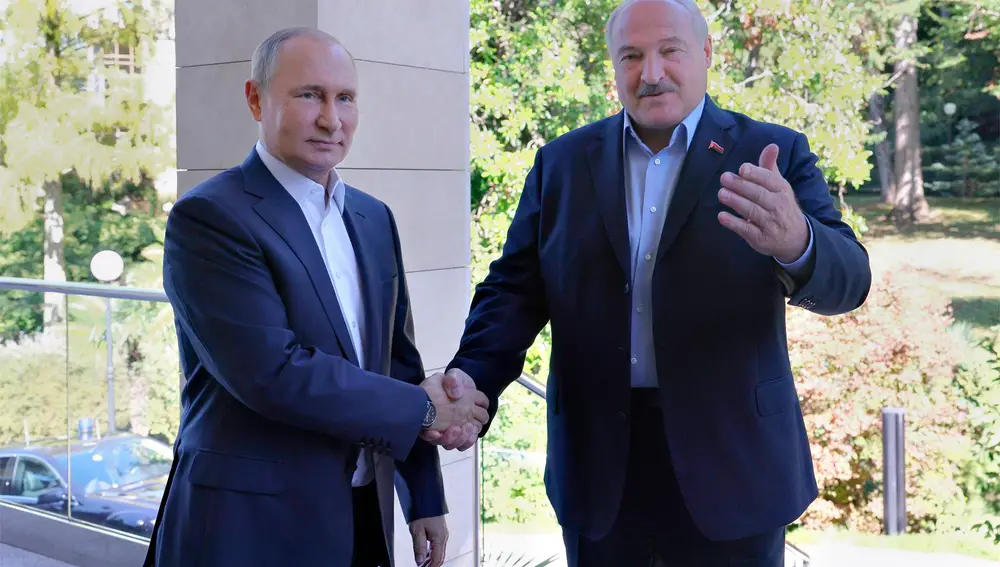 El presidente de Rusia, Vladimir Putin, y su homólogo bielorruso, Alexander Lukashenko, se saludan antes de una reunión en Sochi