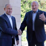 El presidente de Rusia, Vladimir Putin, y su homólogo bielorruso, Alexander Lukashenko, se saludan antes de una reunión en Sochi