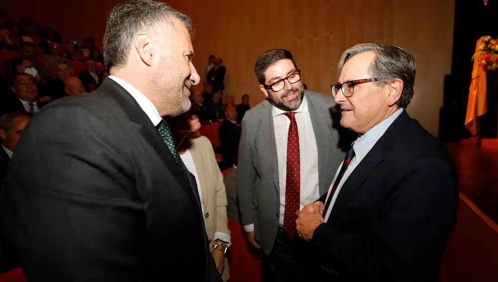 El director de LA RAZÓN conversa con el presidente de las Cortes de Castilla y León, Carlos Pollán en presencia del alcalde de Ávila, Jesús Manuel Sánchez Cabrera