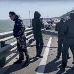 Investigadores rusos analizan el Puente de Kerch para determinar cómo ha sido la explosión de un convoy militar que ha dejado parcialmente destruida la infraestructura