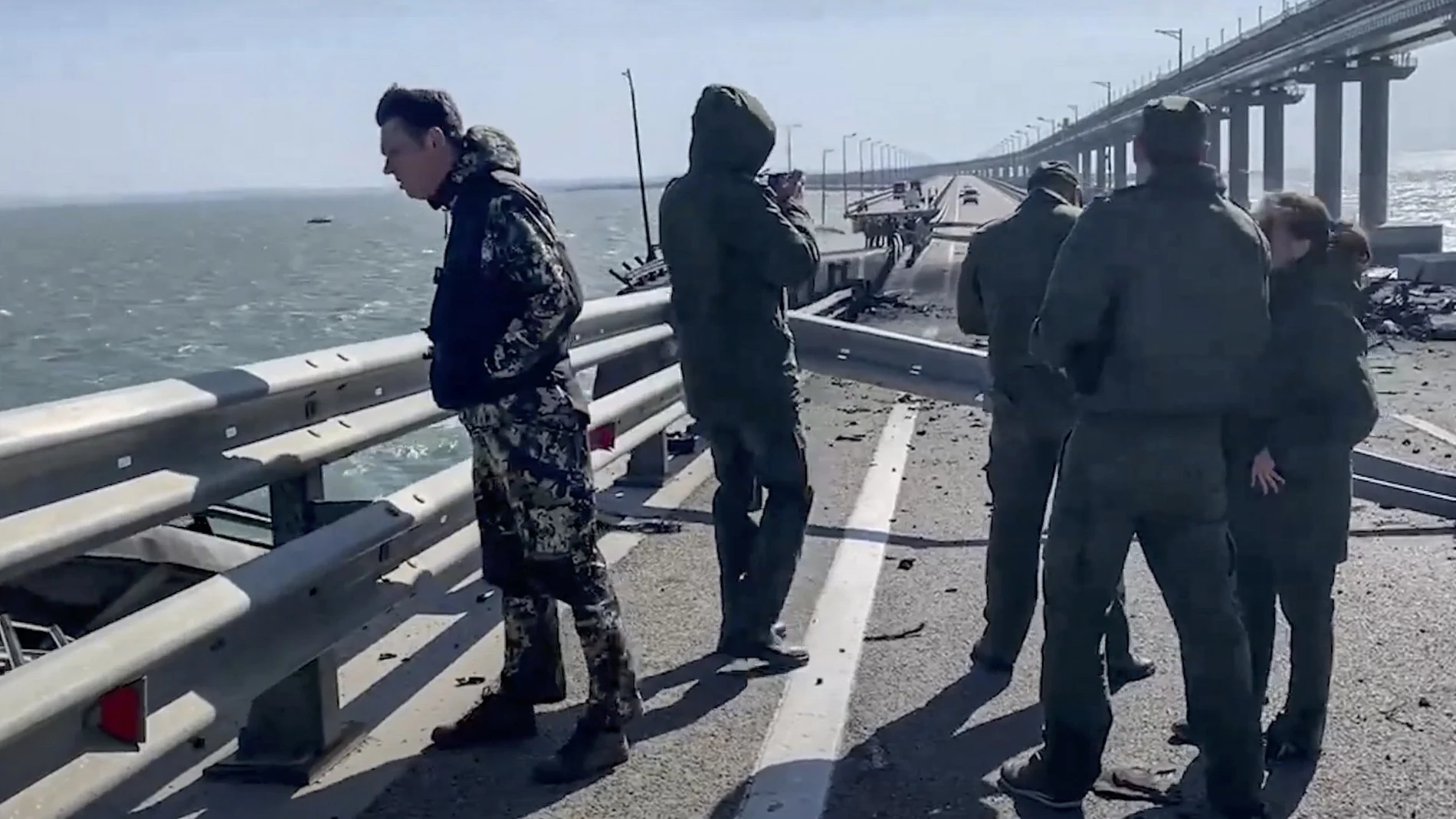 Investigadores rusos analizan el Puente de Kerch para determinar cómo ha sido la explosión de un convoy militar que ha dejado parcialmente destruida la infraestructura
