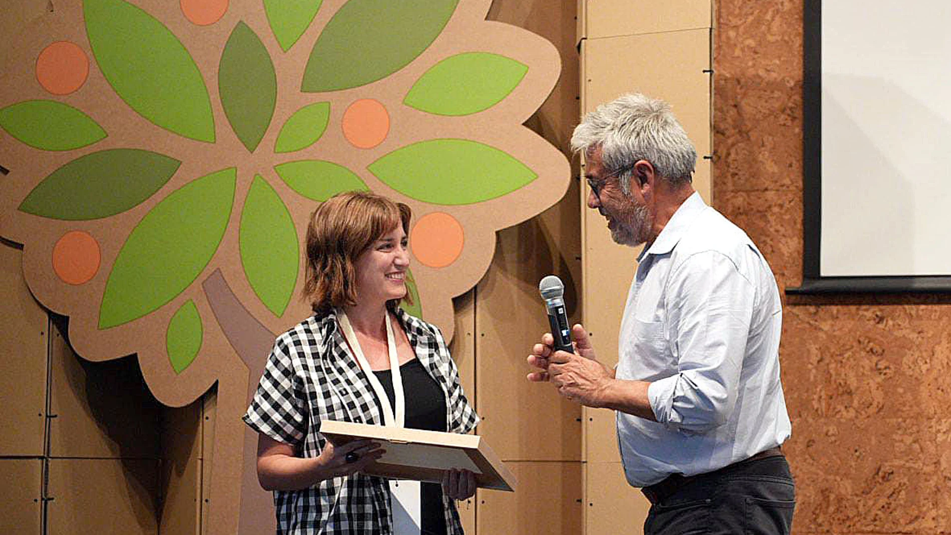 La concejala de Medio Ambiente, María Sánchez, recoge el premio otorgado al Ayuntamiento de Valladolid por la Red de Municipios por la Agroecología