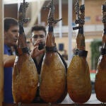 La Feria del Jamón de Bellota 100% Ibérico de Los Pedroches, que celebra su XXII edición en Villanueva de Córdoba (Córdoba), ha logrado sortear definitivamente limitaciones y restricciones tras la pandemia y vuelve a su origen con actividades por toda la localidad y múltiples degustaciones. EFE/ Salas