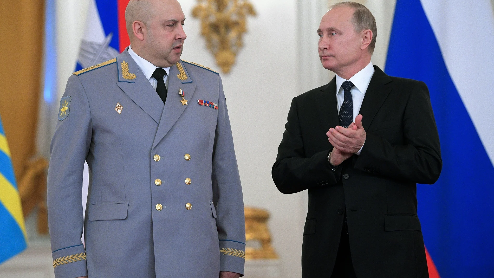 El presidente ruso Vladimir Putin, aplaude al Col. Gen. Sergei Surovikin durante una ceremonia de 2017 en la que se le condecoró por su papel en la guerra de Siria