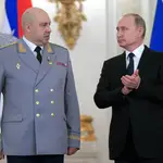 El presidente ruso Vladimir Putin, aplaude al Col. Gen. Sergei Surovikin durante una ceremonia de 2017 en la que se le condecoró por su papel en la guerra de Siria