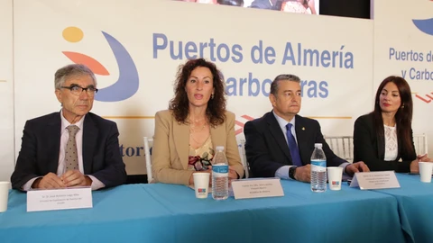 El consejero de la Presidencia, Interior, Diálogo Social y Simplificación Administrativa, Antonio Sanz (2d); el director de explotación de puertos del Estado, José Antonio Lago (1i), la alcaldesa de Almería, María del Mar Vázquez (2i), y Rosario Soto (1d) durante su toma de posesión como nueva presidenta de la Autoridad Portuaria de Almería