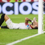Nemanja Gudelj se lamenta sobre el césped tras recibir el 1-1 ayer