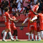 Jugadores del UD Almería celebran un gol durante el partido disputado entre el UD Almería y el Rayo Vallecano