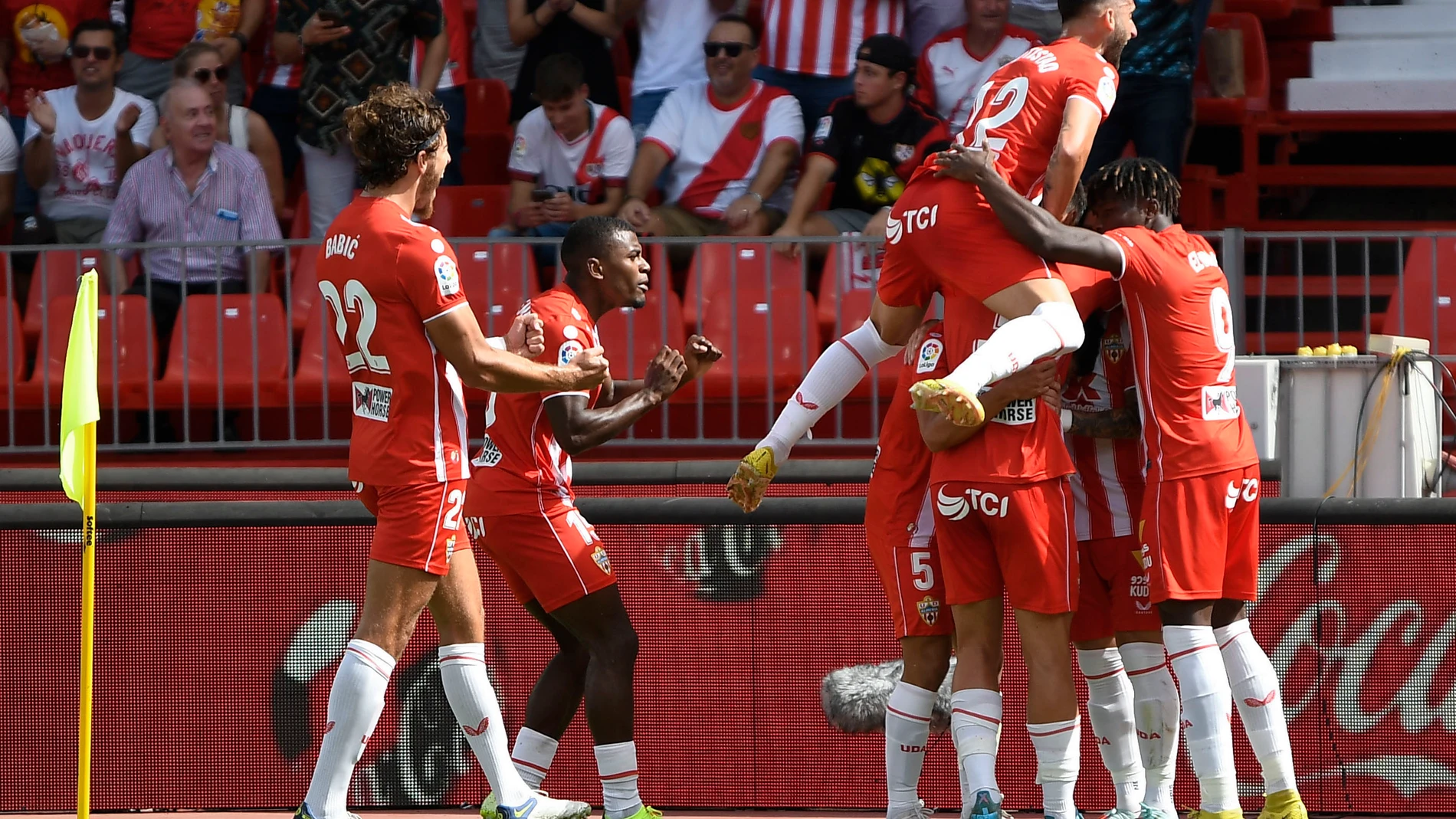 Jugadores del UD Almería celebran un gol durante el partido disputado entre el UD Almería y el Rayo Vallecano