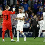 Lunin, Nacho y Rudiger se felicitan después de que el Real Madrid ganara al Getafe