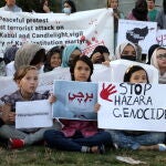 Miembros de la comunidad afgana hazara sostienen pancartas durante una protesta contra el atentado suicida con bomba en una escuela del oeste de Kabul. EFE/EPA/SOHAIL SHAHZAD