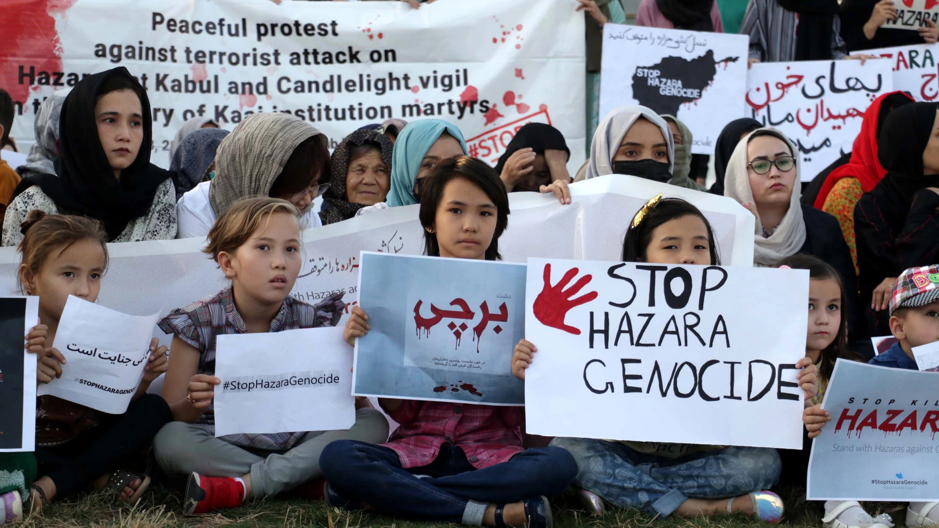 Miembros de la comunidad afgana hazara sostienen pancartas durante una protesta contra el atentado suicida con bomba en una escuela del oeste de Kabul. EFE/EPA/SOHAIL SHAHZAD