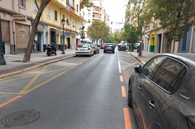 Los coches empiezan a aparcar poco a poco en las calles de Russafa conforme va llegando el goteo de autorizaciones municipales