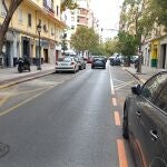 Los coches empiezan a aparcar poco a poco en las calles de Russafa conforme va llegando el goteo de autorizaciones municipales