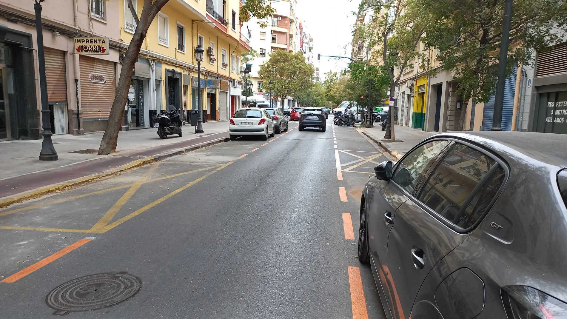 Los coches empiezan a aparcar poco a poco en las calles de Russafa conforme va llegando el goteo de autorizaciones municipales