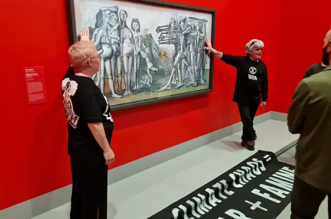 Dos activistas pegan sus manos en un cuadro de Picasso para protestar por el cambio climático