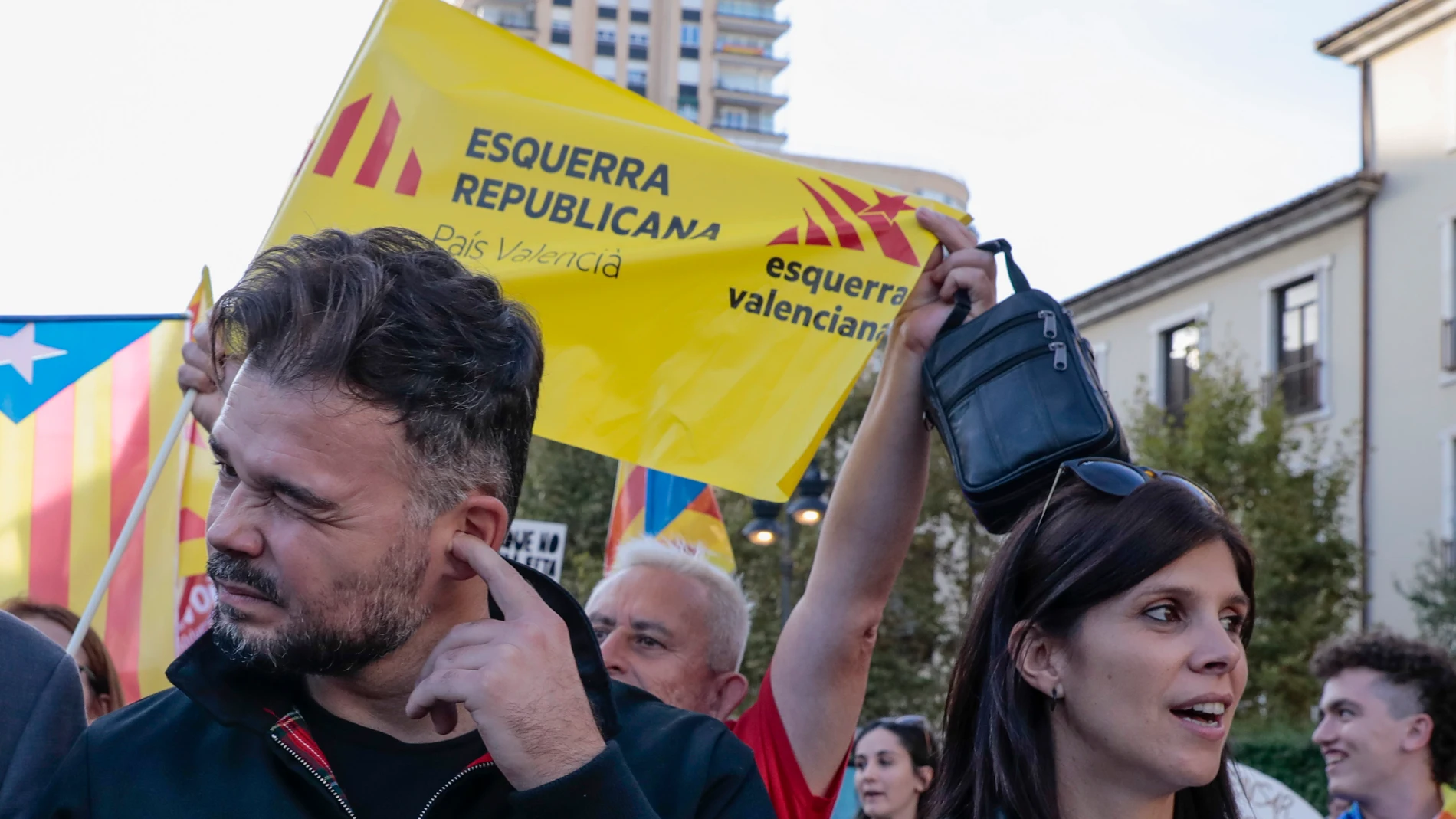 Los politicos catalanes, Gabriel Rufián y Marta Villalta en la manifestación en la ciudad de Valencia con motivo del 9 d'Octubre, Día de la Comunitat Valenciana.